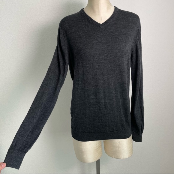 H&M Men's Merino Wool Long Sleeve V Neck Sweater in Charcoal Grey Size Medium - Picture 3 of 9